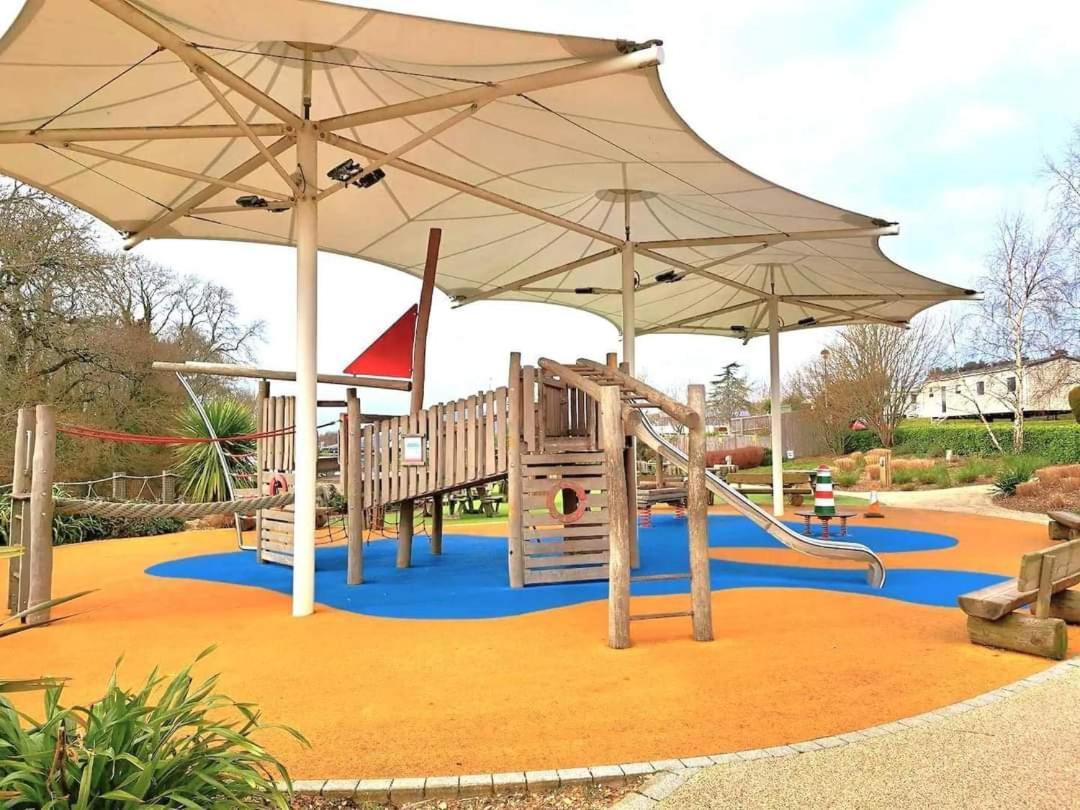 Home With A View Whitecliff Bay Holiday Park 벰브리지 외부 사진
